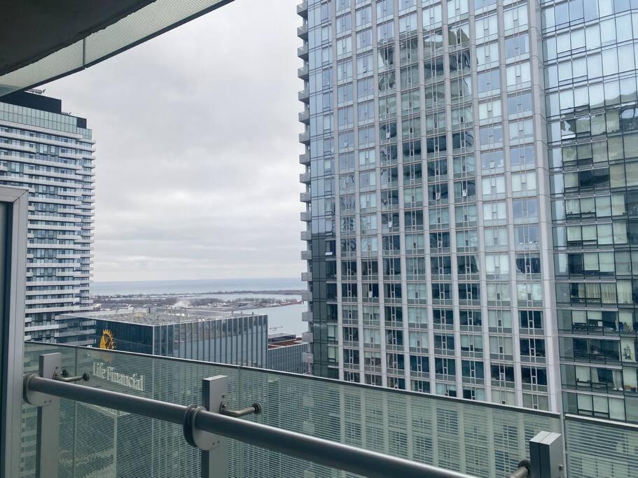 Cozy 2 Bedroom Free Parking Downtown Toronto 1Min Scotiabank Arena Tff Cn Tower Rogers Centre Union Station Bagian luar foto